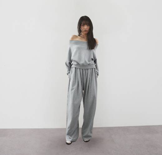 【10.17(金)発売】セットアップもおすすめ!抜け感のあるトップスとシルエットが魅力なタックパンツ。