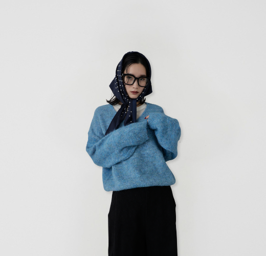 【12.12(金)発売】深すぎないVネックラインが女性らしさを引き立てるモヘアライクニット。