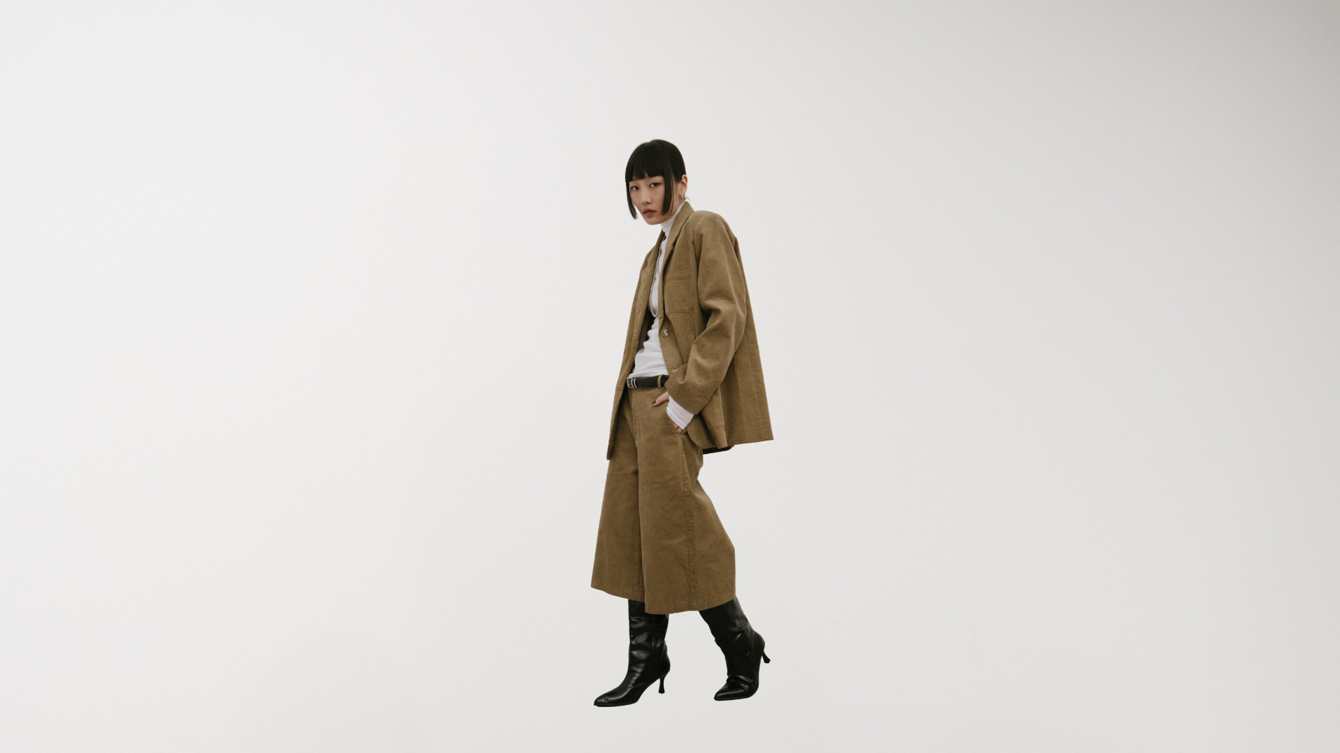 【9.4(金)発売】ご好評いただいたアイテムが、秋冬らしいコーデュロイ素材で登場！