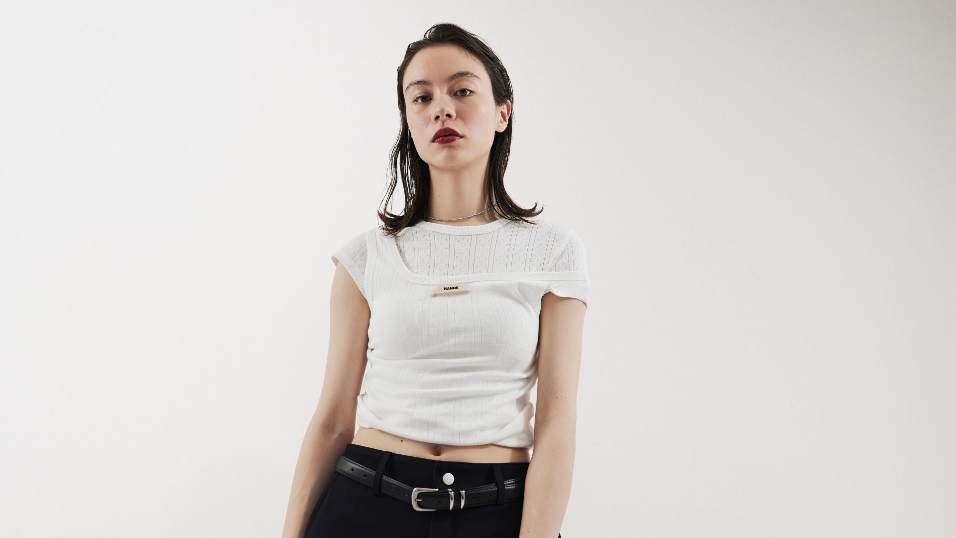 【4.10(金)発売】コンパクトなシルエットが今季らしいバランスに！トレンドのアイレットカットソーが登場