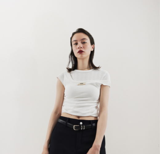 【4.10(金)発売】コンパクトなシルエットが今季らしいバランスに！トレンドのアイレットカットソーが登場
