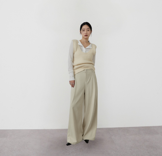 【12.26(金)発売】すっきりとしたタックラインで仕立てたボトムスと、人気アイテムに新色が登場！