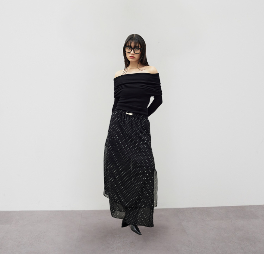【10.31(金)発売】昨年ご好評いただいたOff-shoulder knit topsに新色が加わって今季も登場！