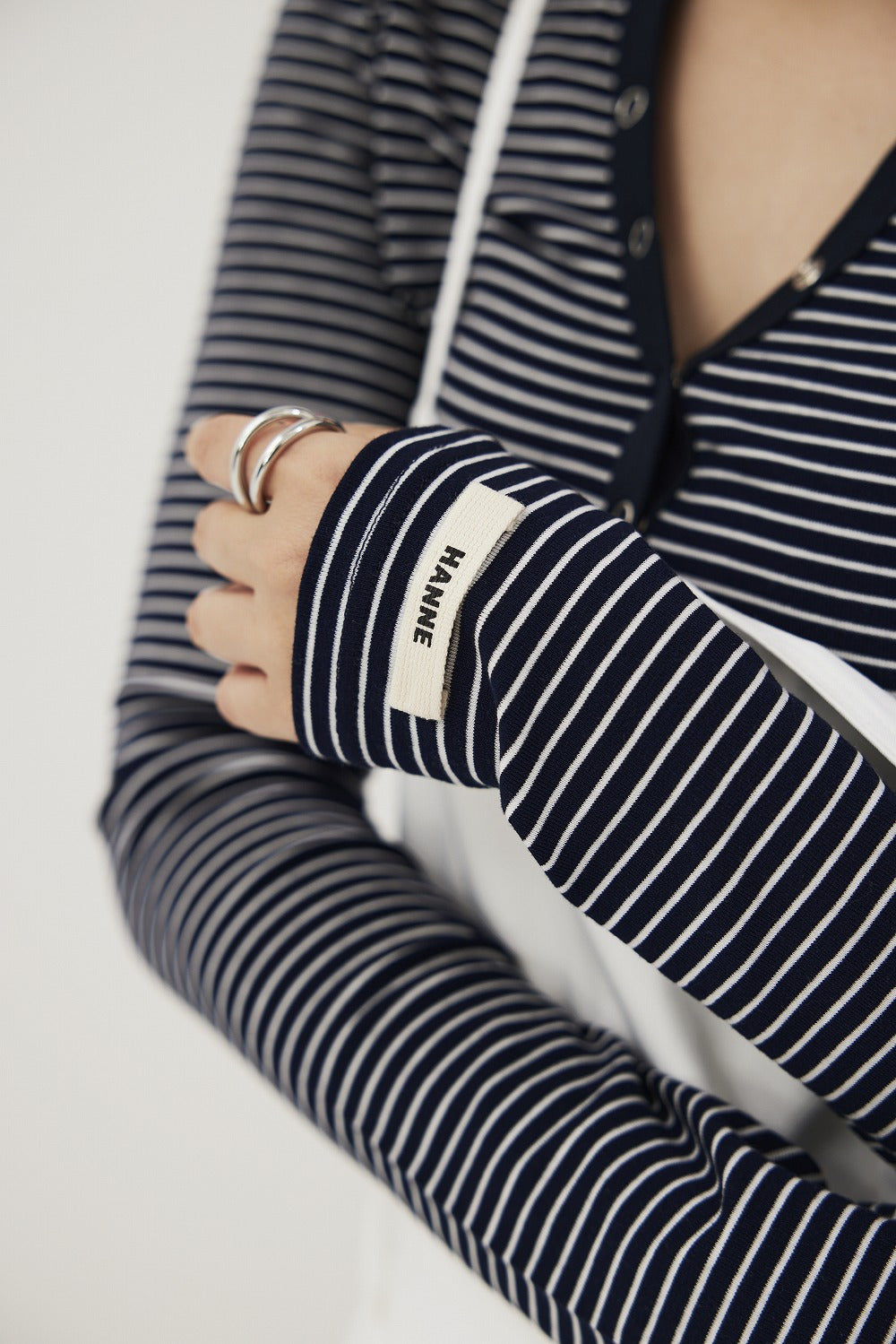 Snap-button henry-neck long sleeve TEE – HANNE ONLINE SHOP