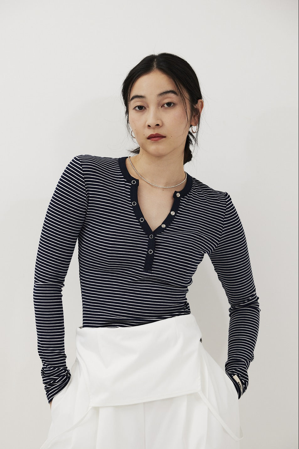 Snap-button henry-neck long sleeve TEE