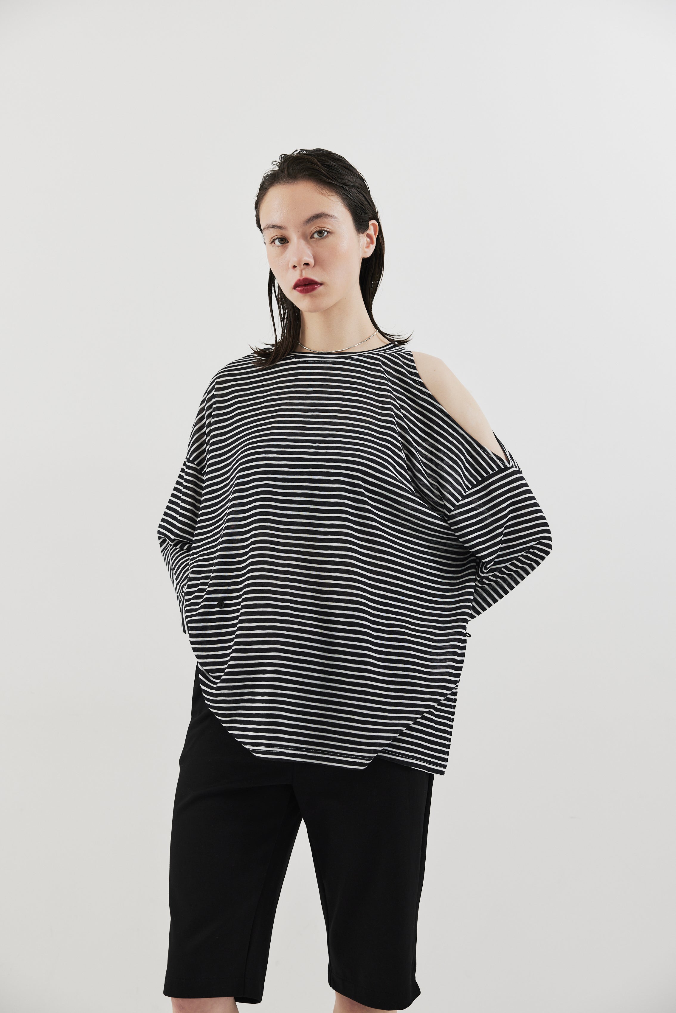 Open shoulder border long TEE