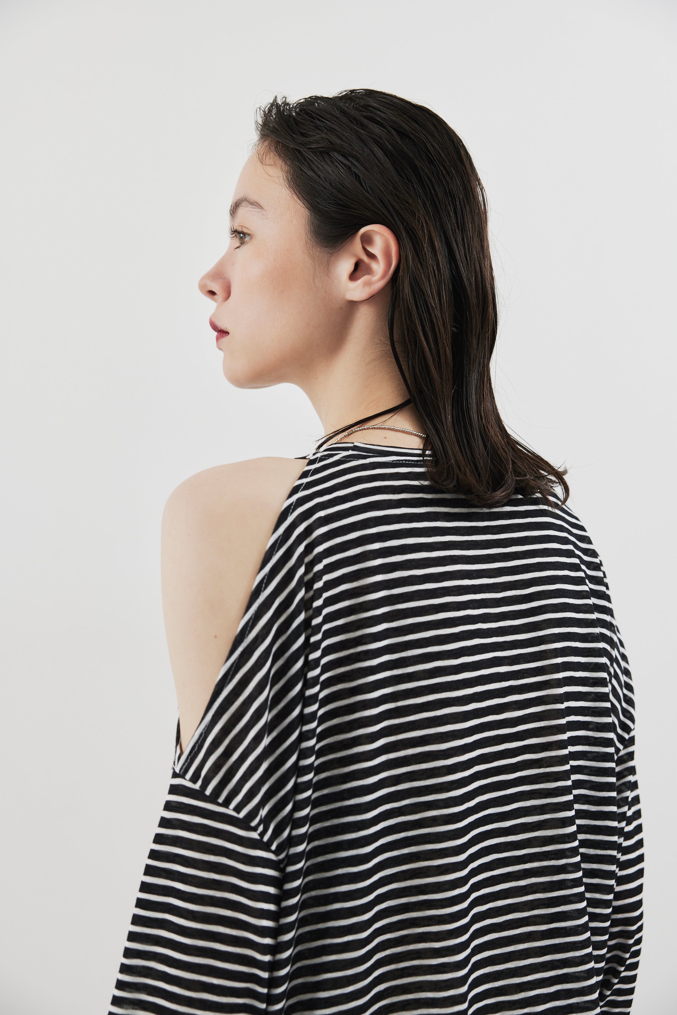 Open shoulder border long TEE