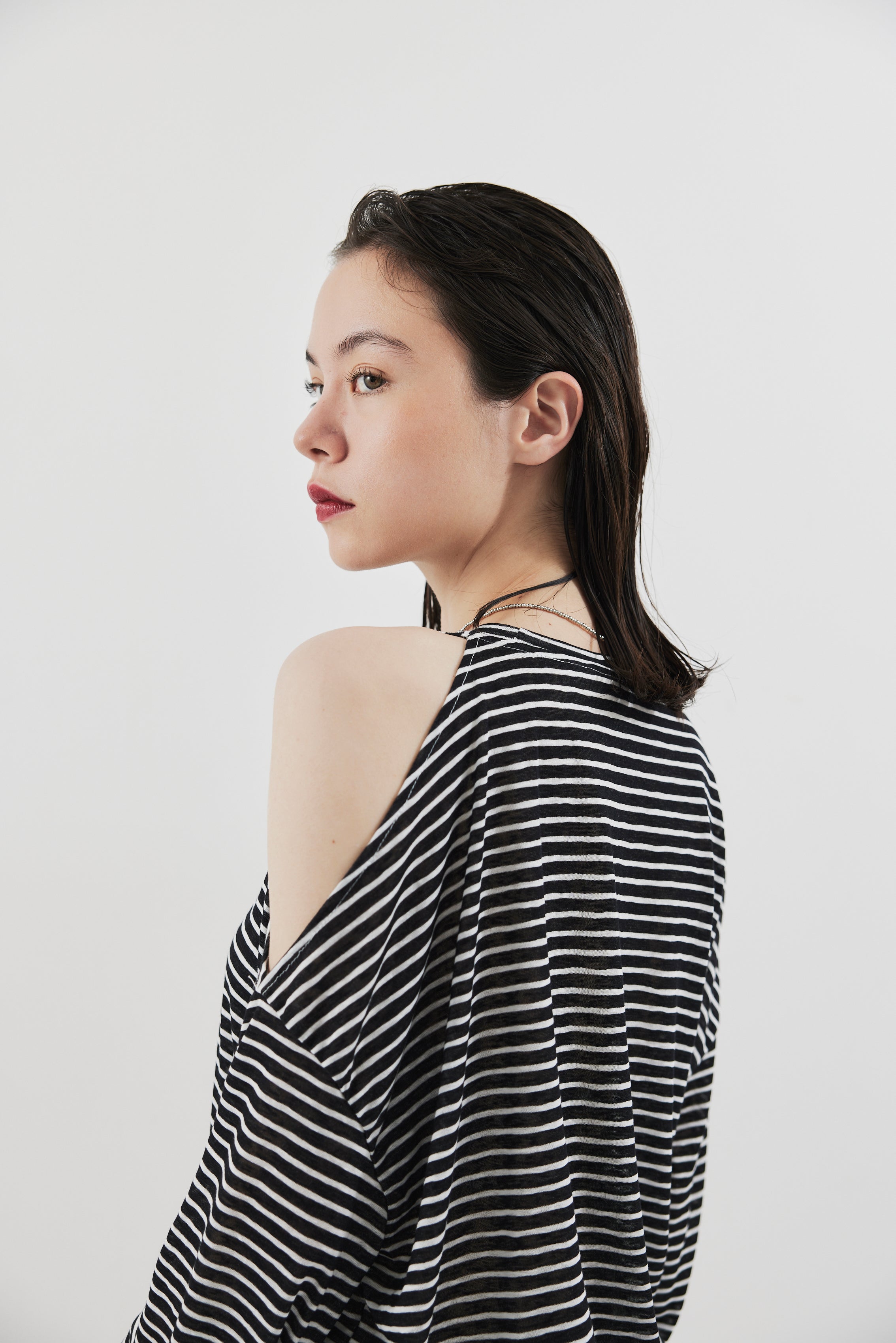 Open shoulder border long TEE