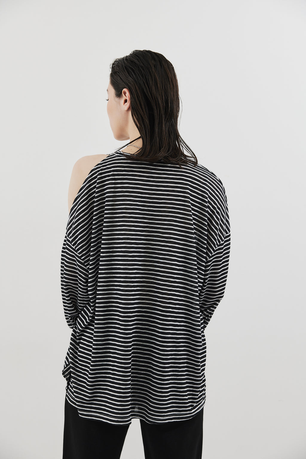 Open shoulder border long TEE