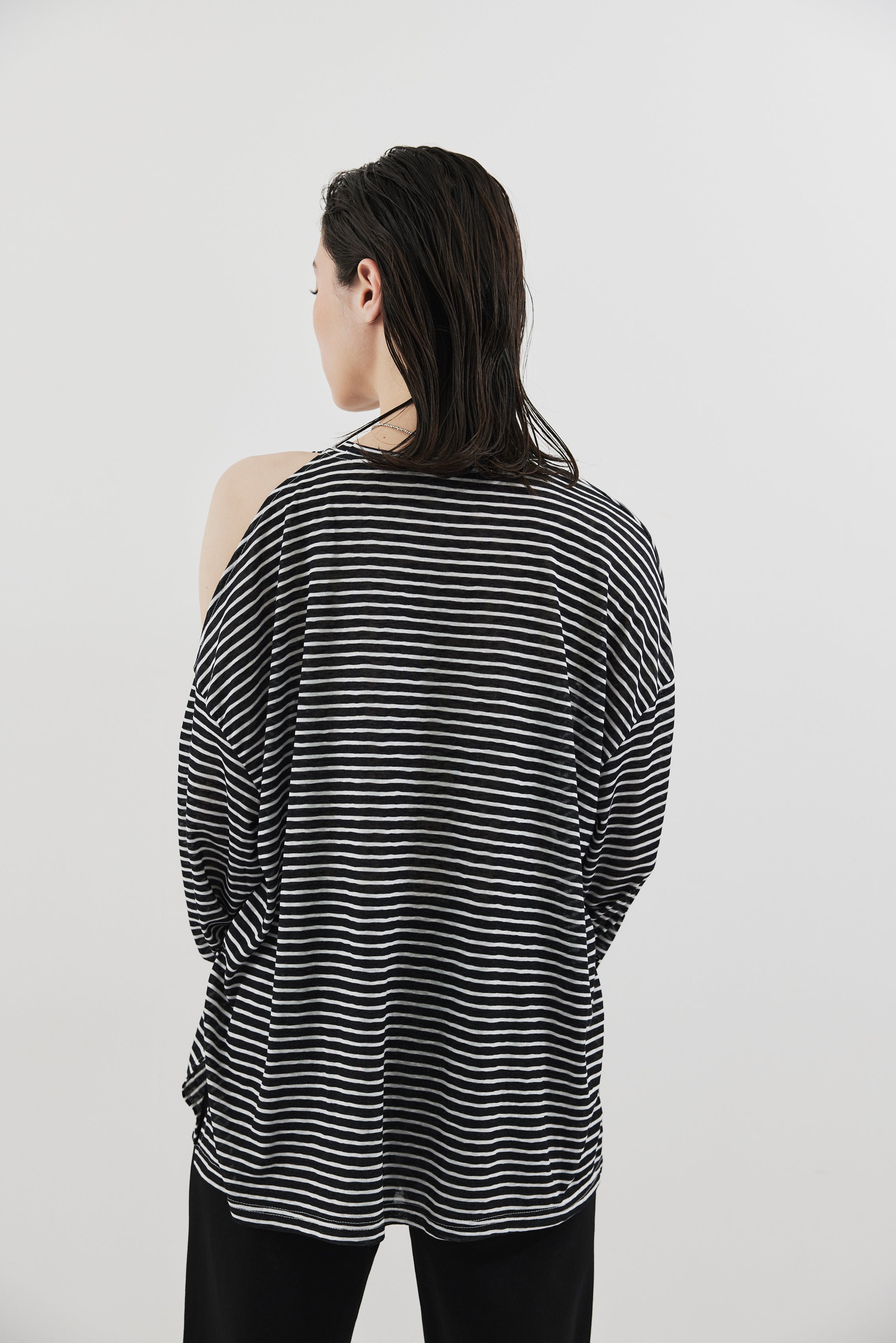 Open shoulder border long TEE
