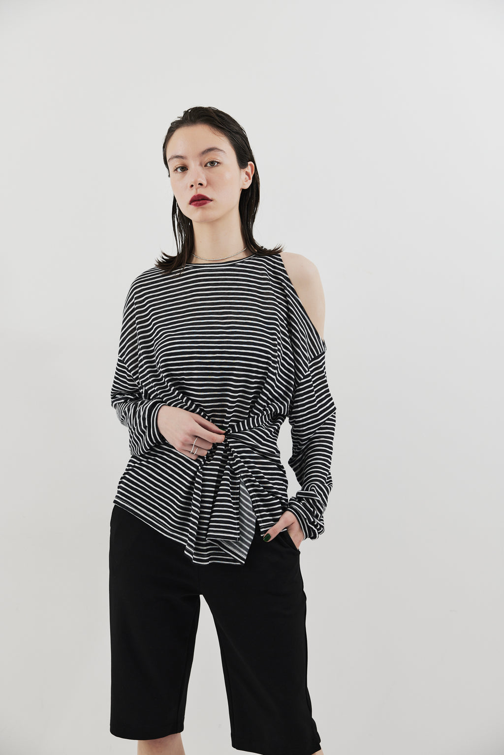 Open shoulder border long TEE