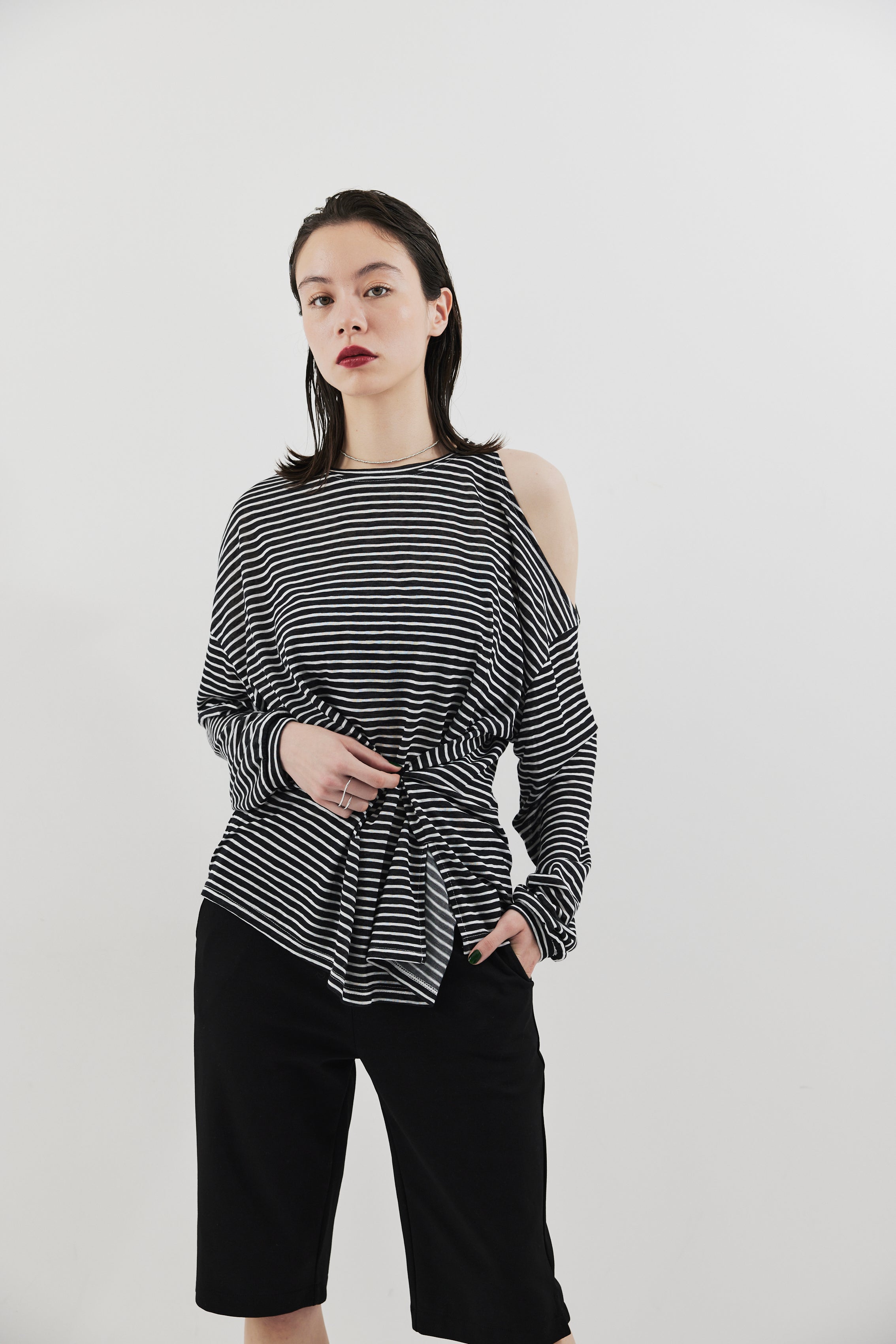 Open shoulder border long TEE