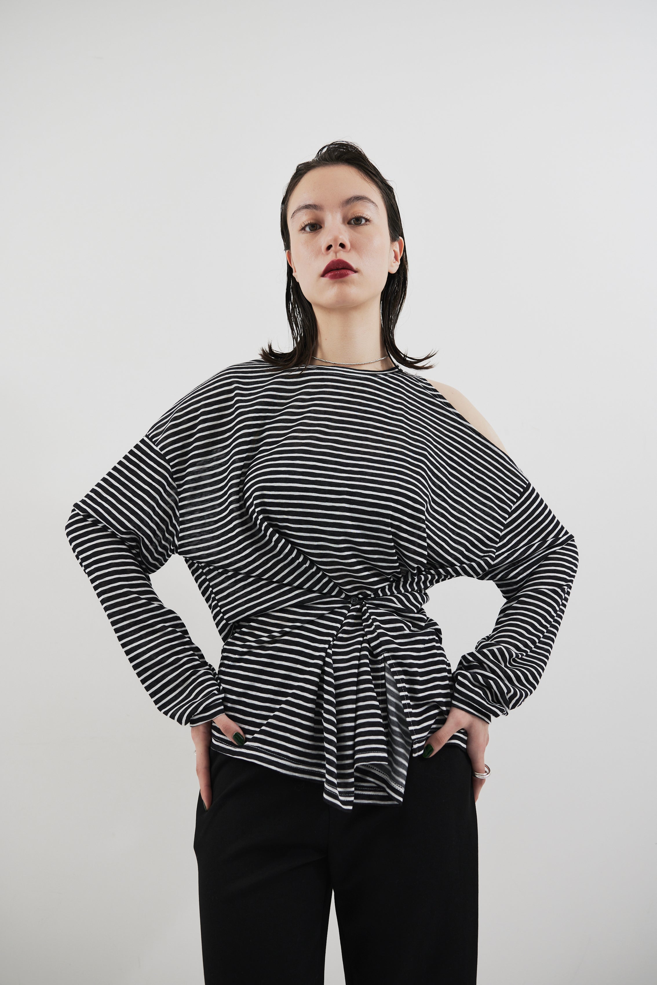 Open shoulder border long TEE