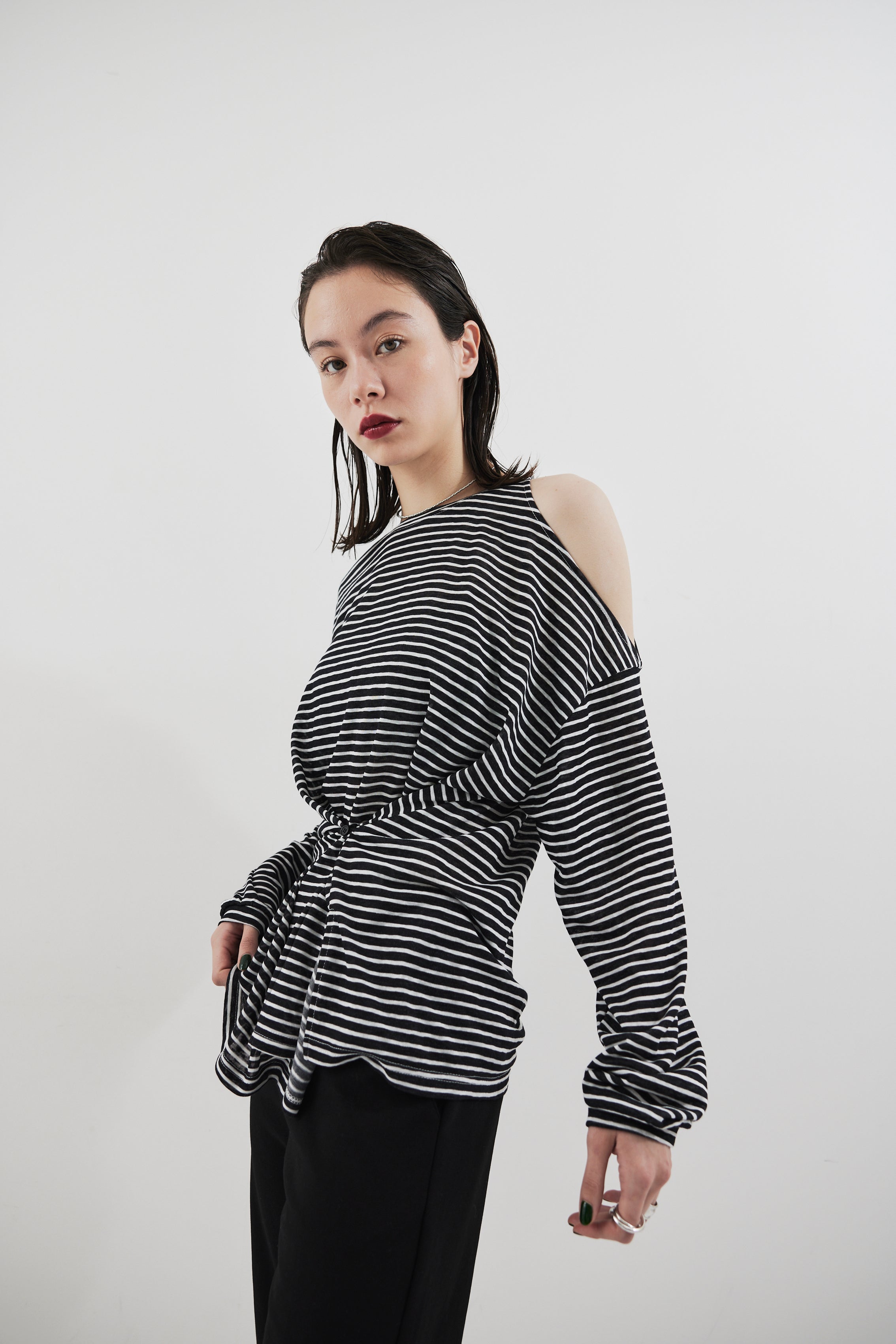 Open shoulder border long TEE