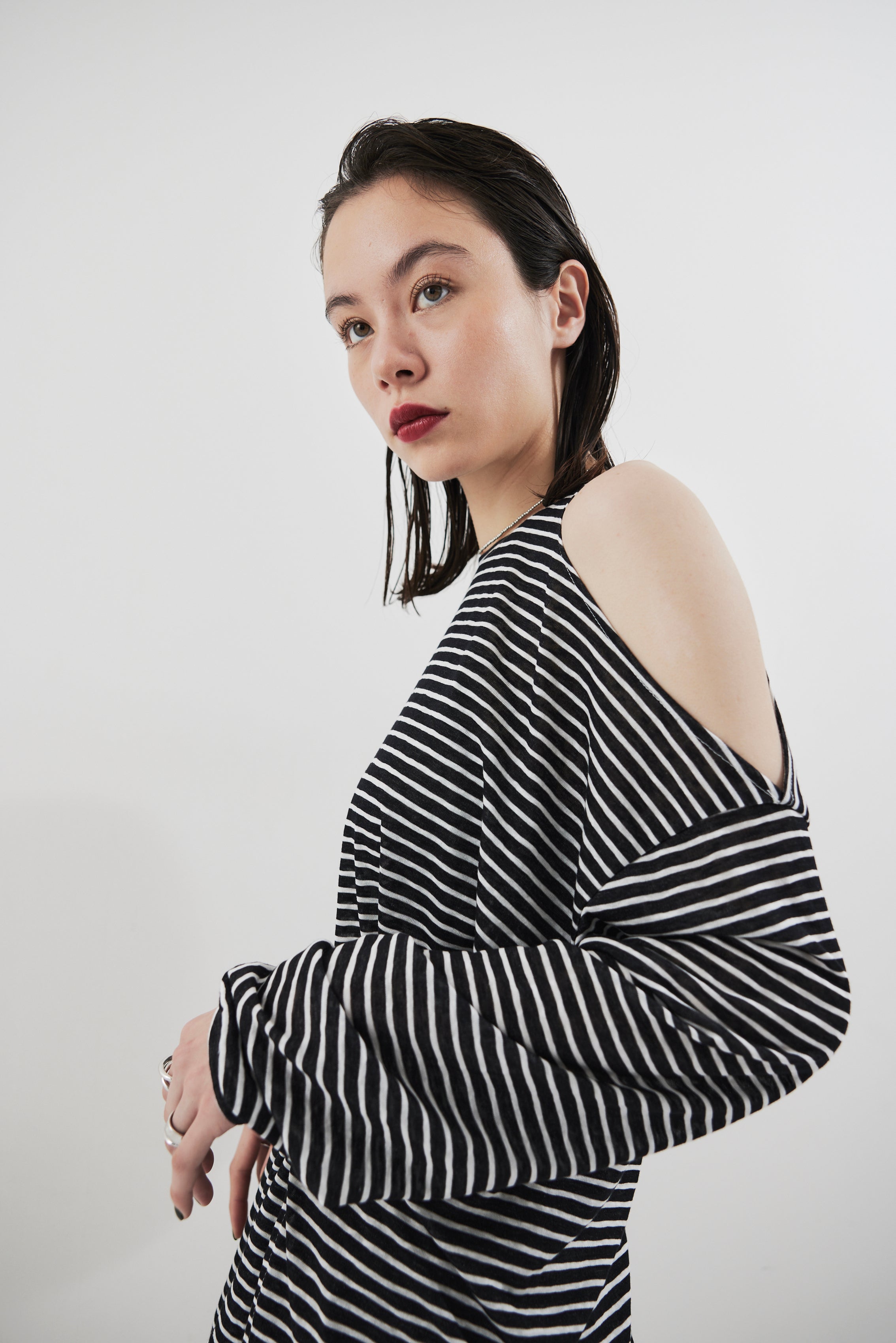 Open shoulder border long TEE