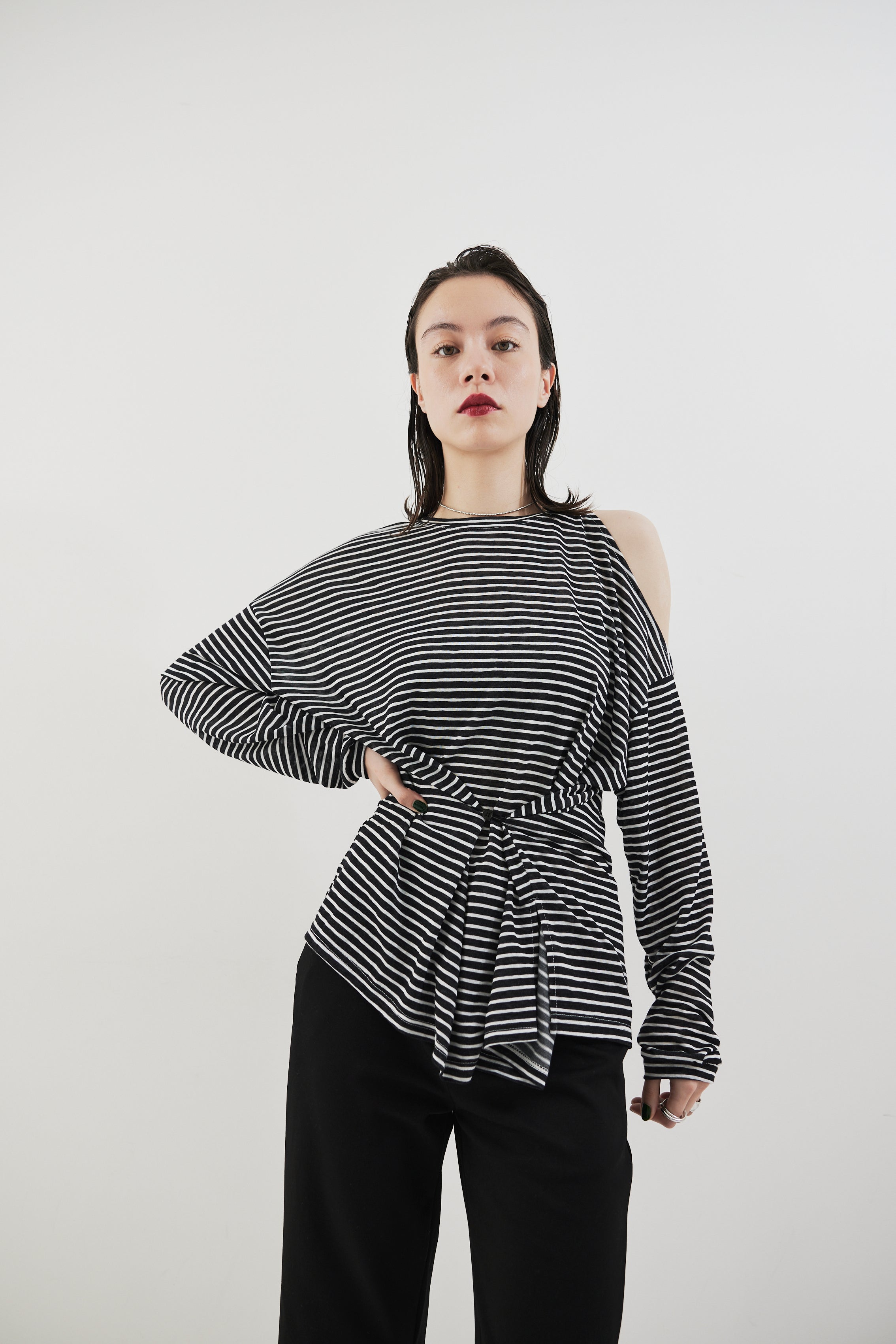 Open shoulder border long TEE