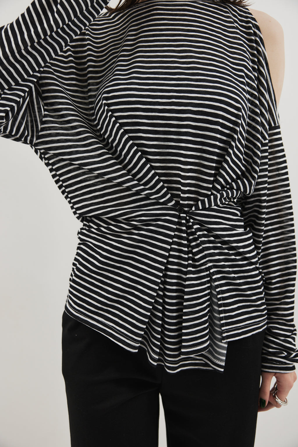 Open shoulder border long TEE