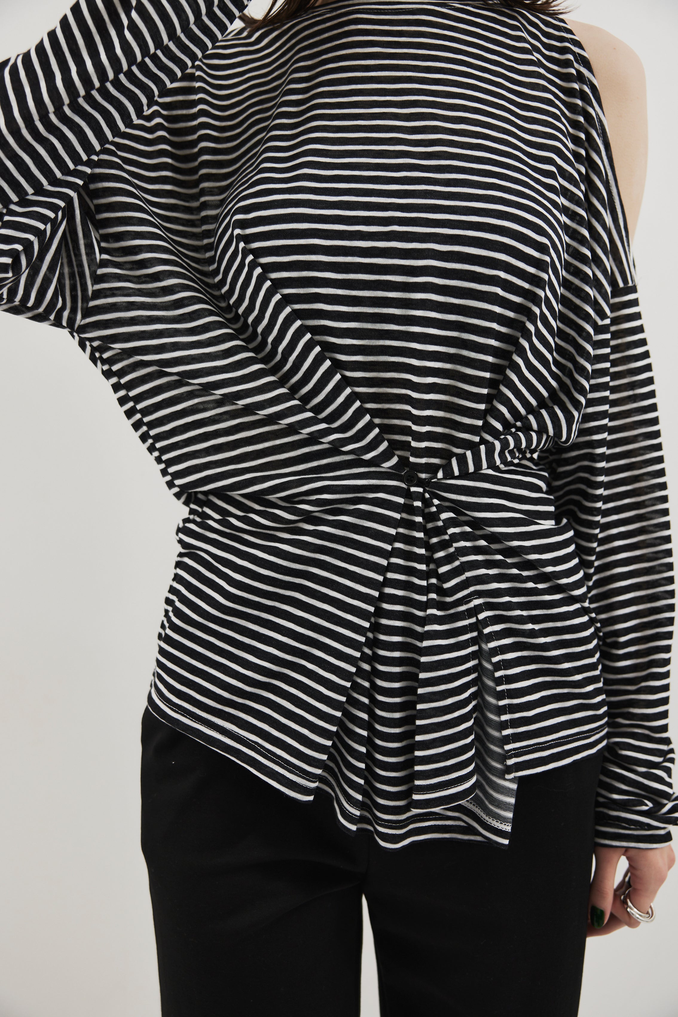 Open shoulder border long TEE