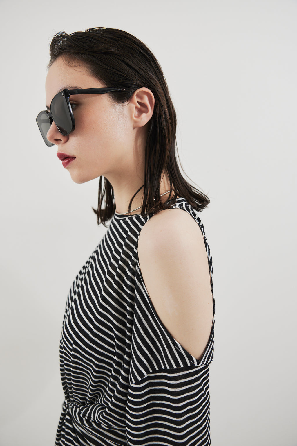 Open shoulder border long TEE