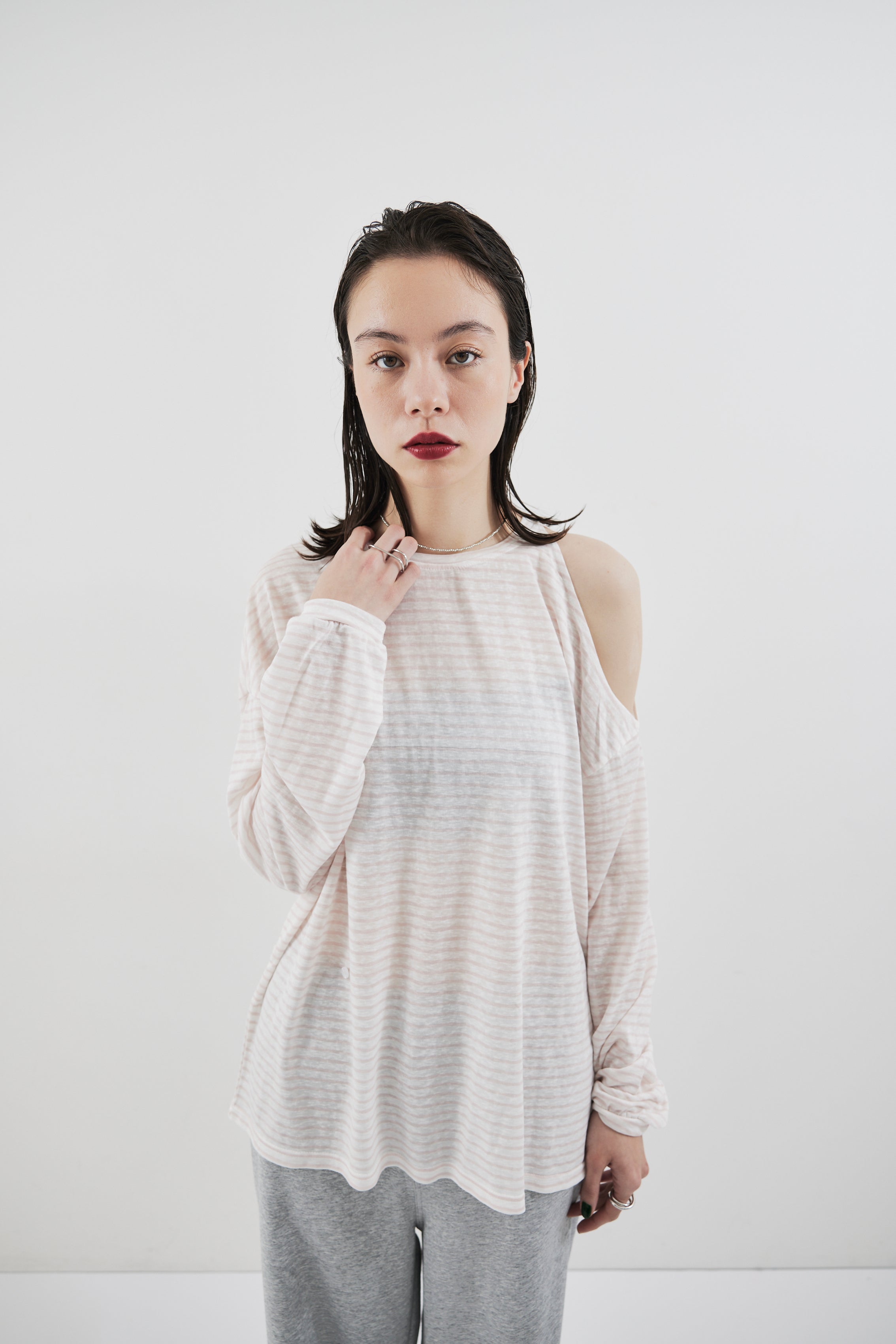 Open shoulder border long TEE