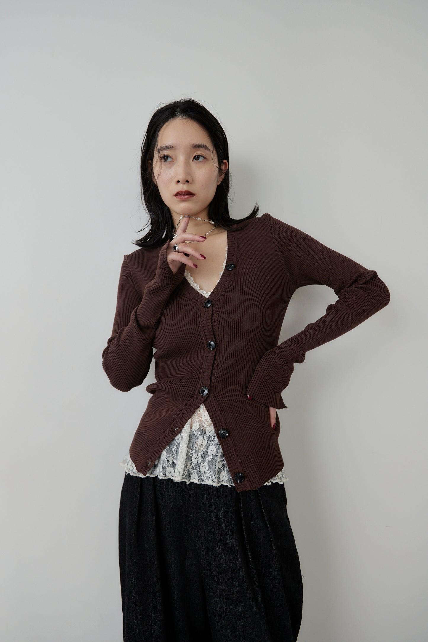 Front-button v-neck rib knit