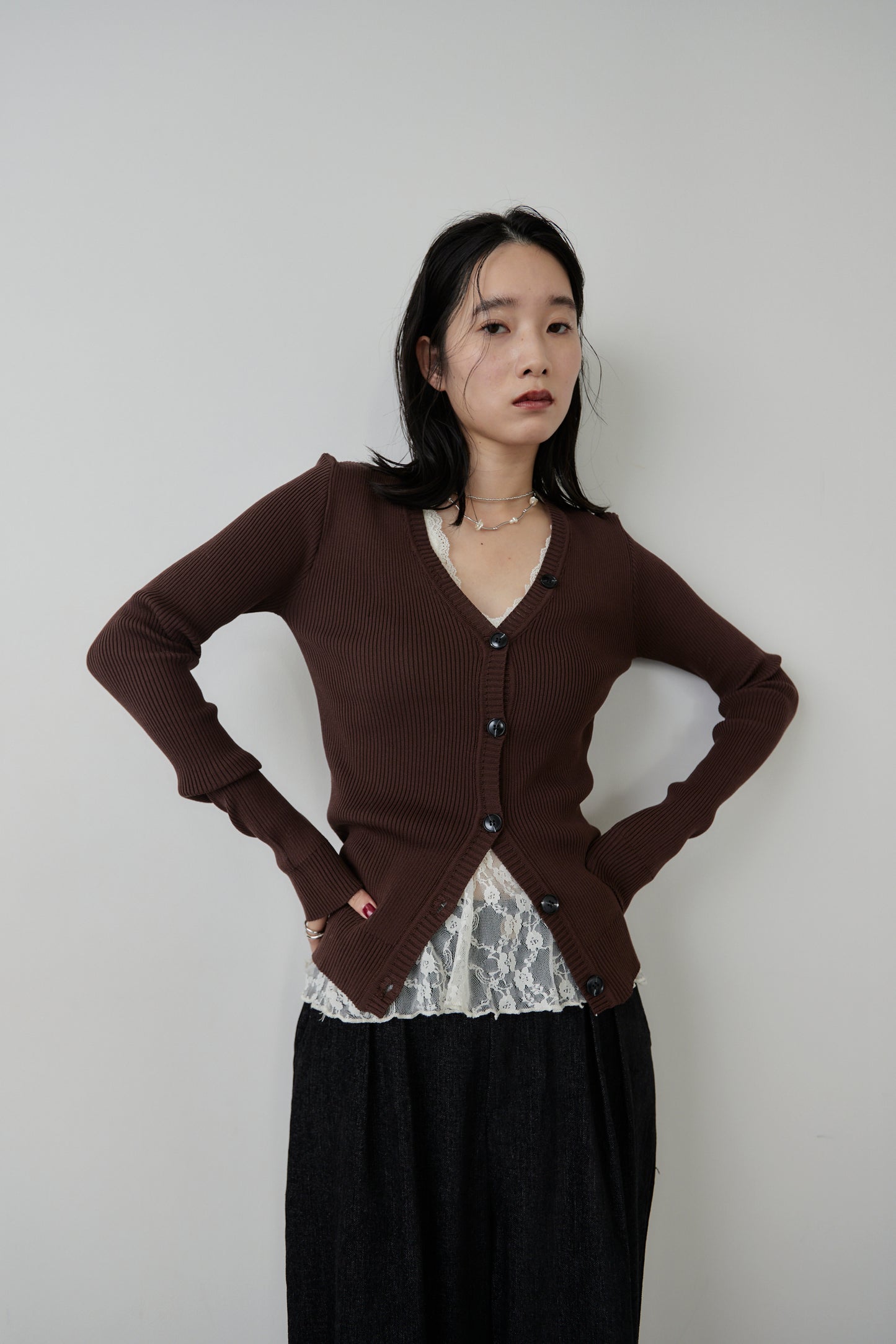 Front-button v-neck rib knit