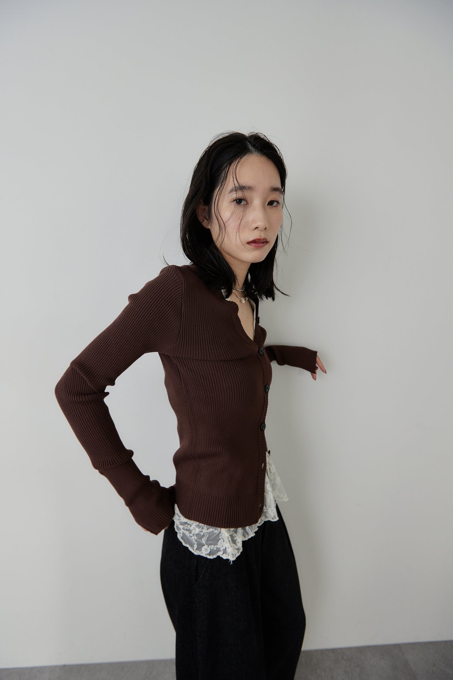 Front-button v-neck rib knit