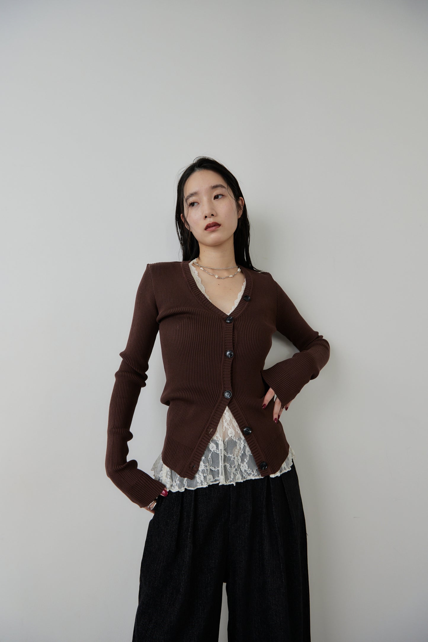 Front-button v-neck rib knit