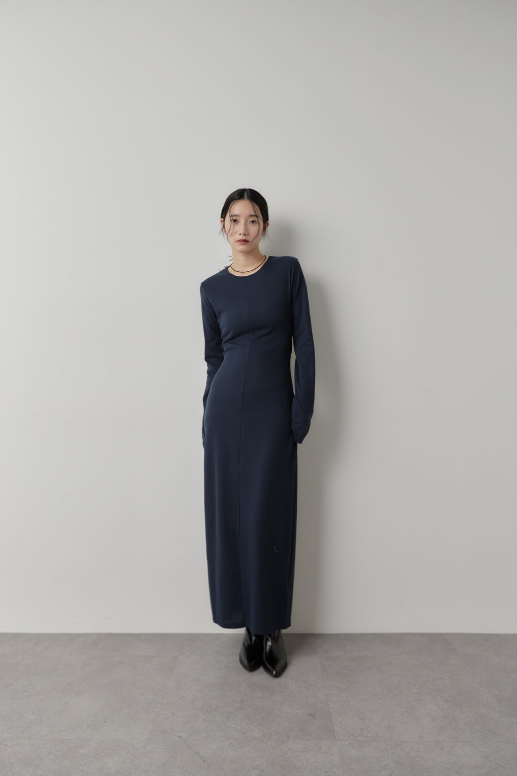 Long-sleeve back cut design dress