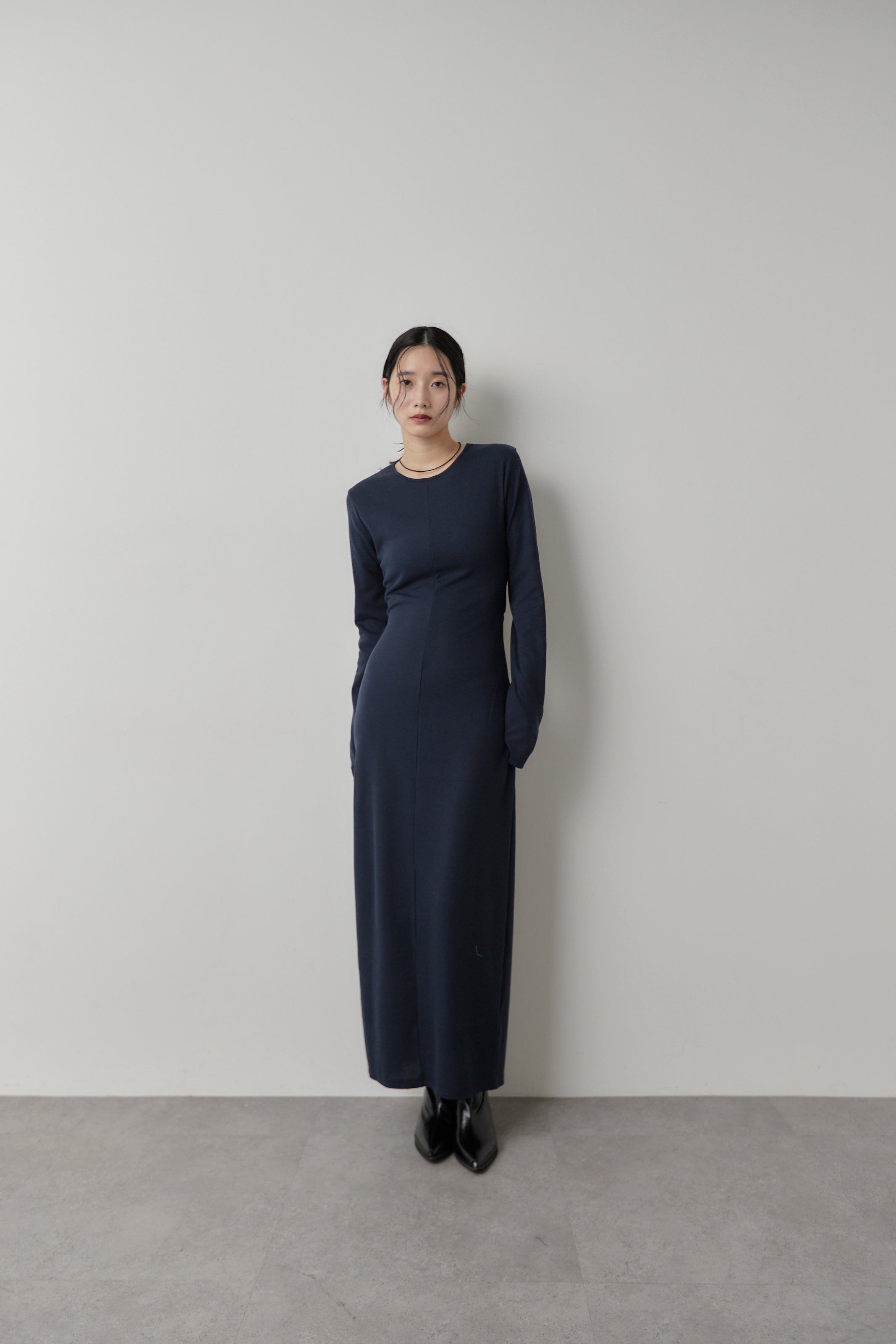 Long-sleeve back cut design dress