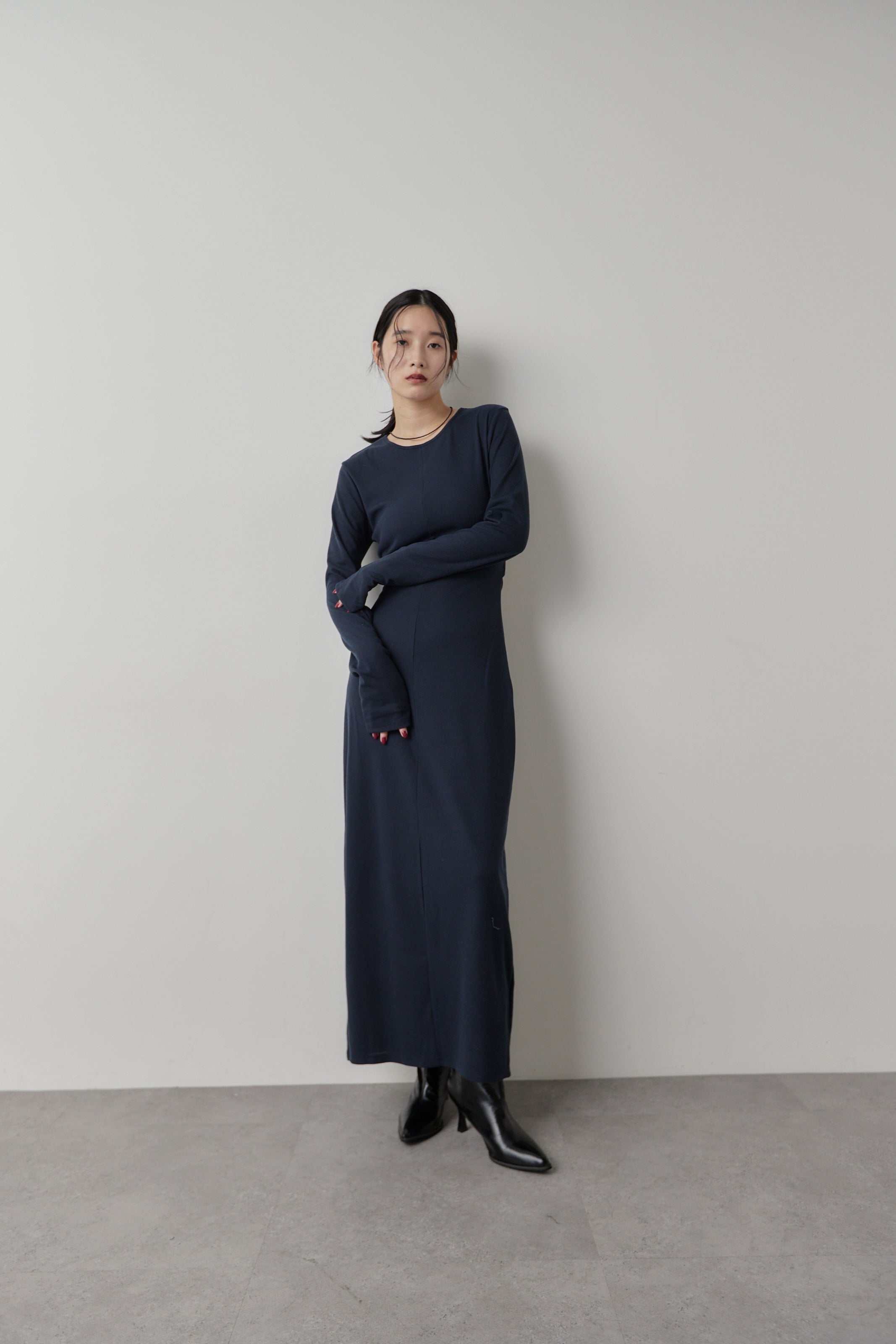 Long-sleeve back cut design dress