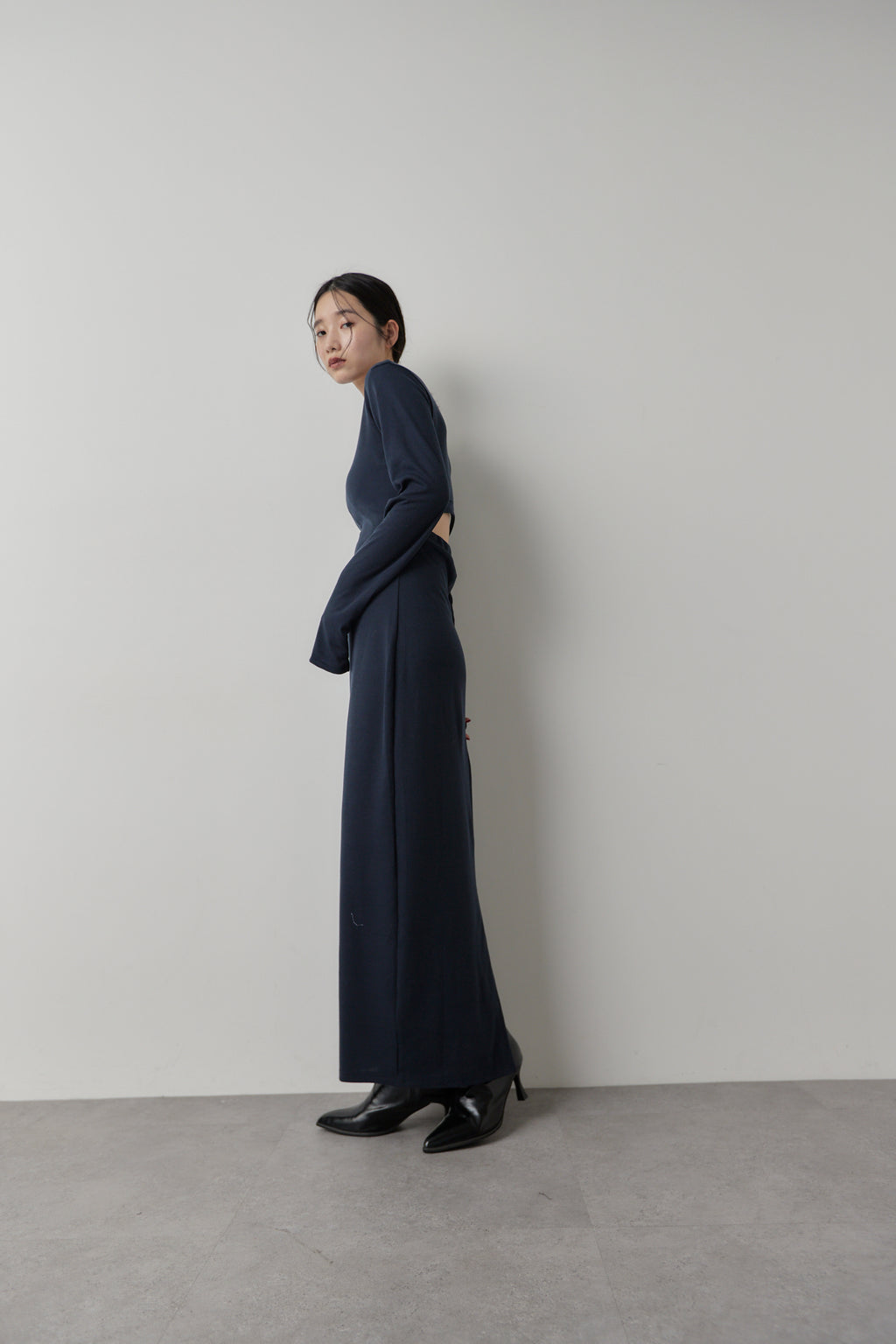 Long-sleeve back cut design dress