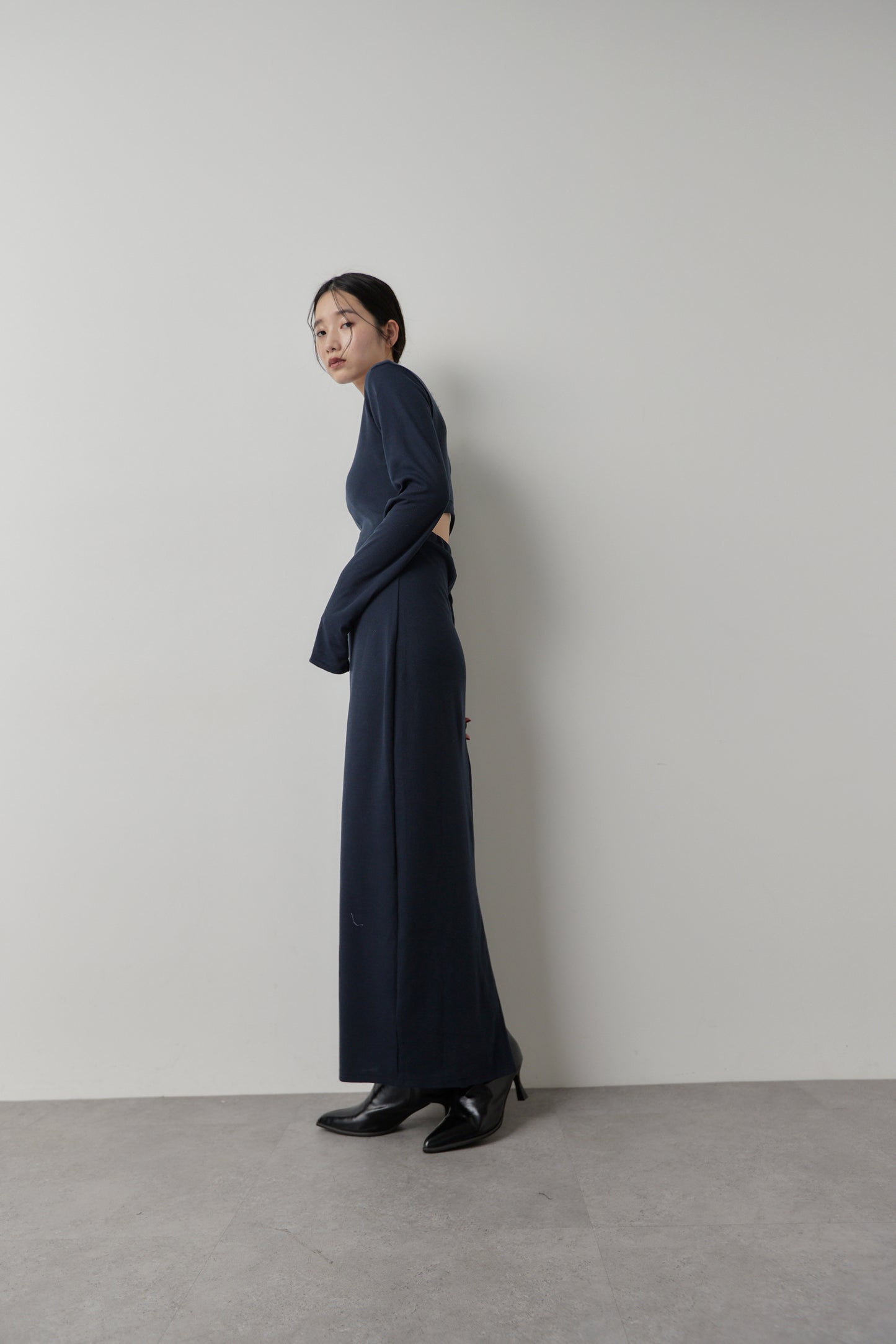 Long-sleeve back cut design dress