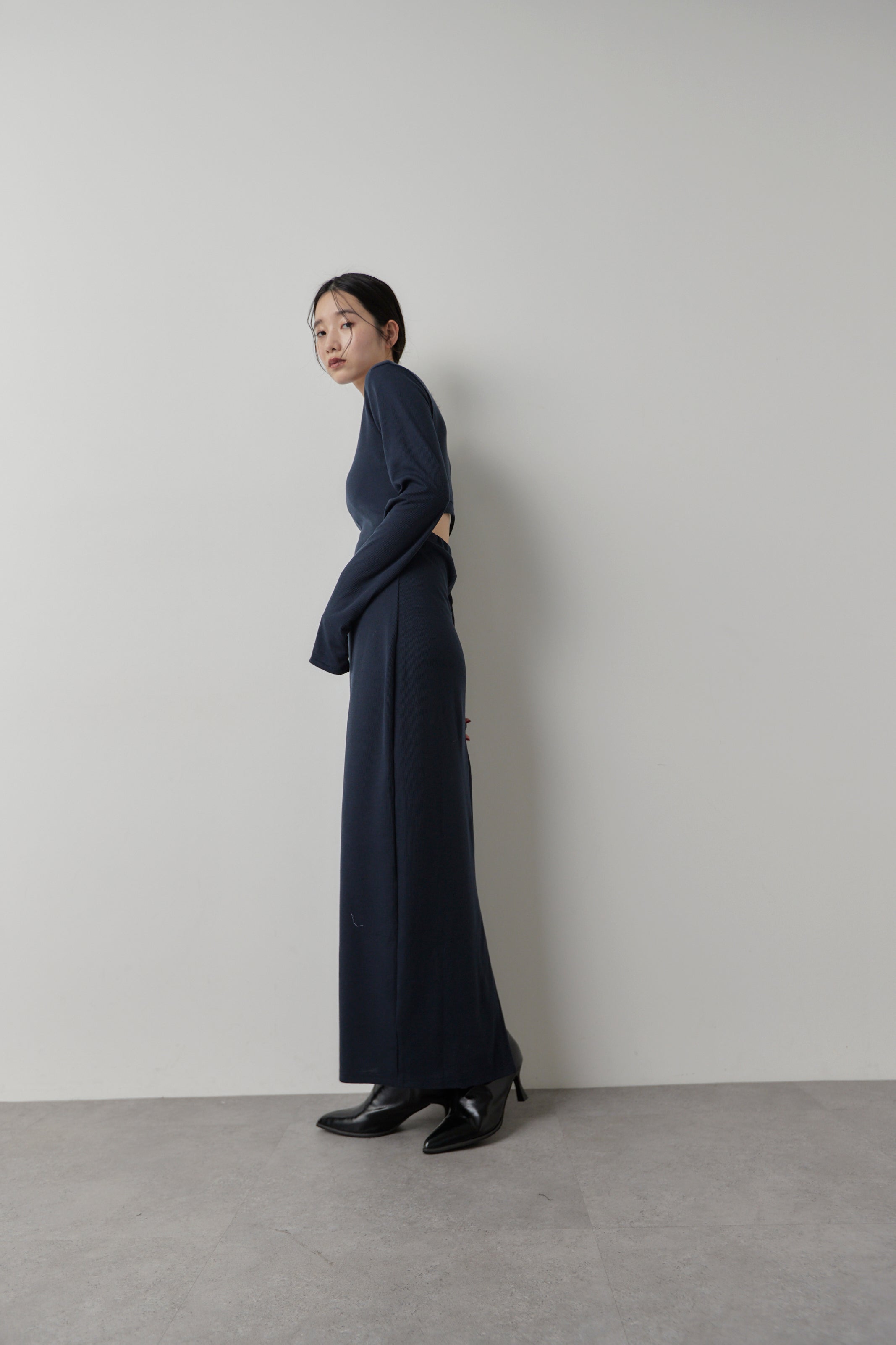 Long-sleeve back cut design dress