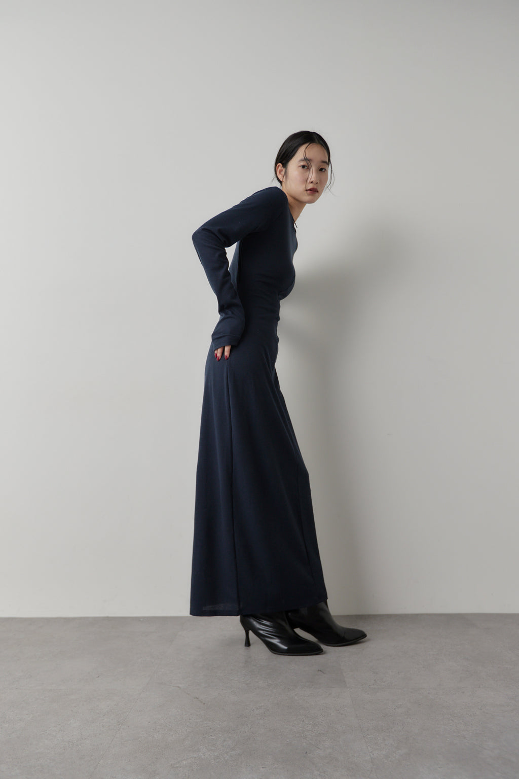 Long-sleeve back cut design dress