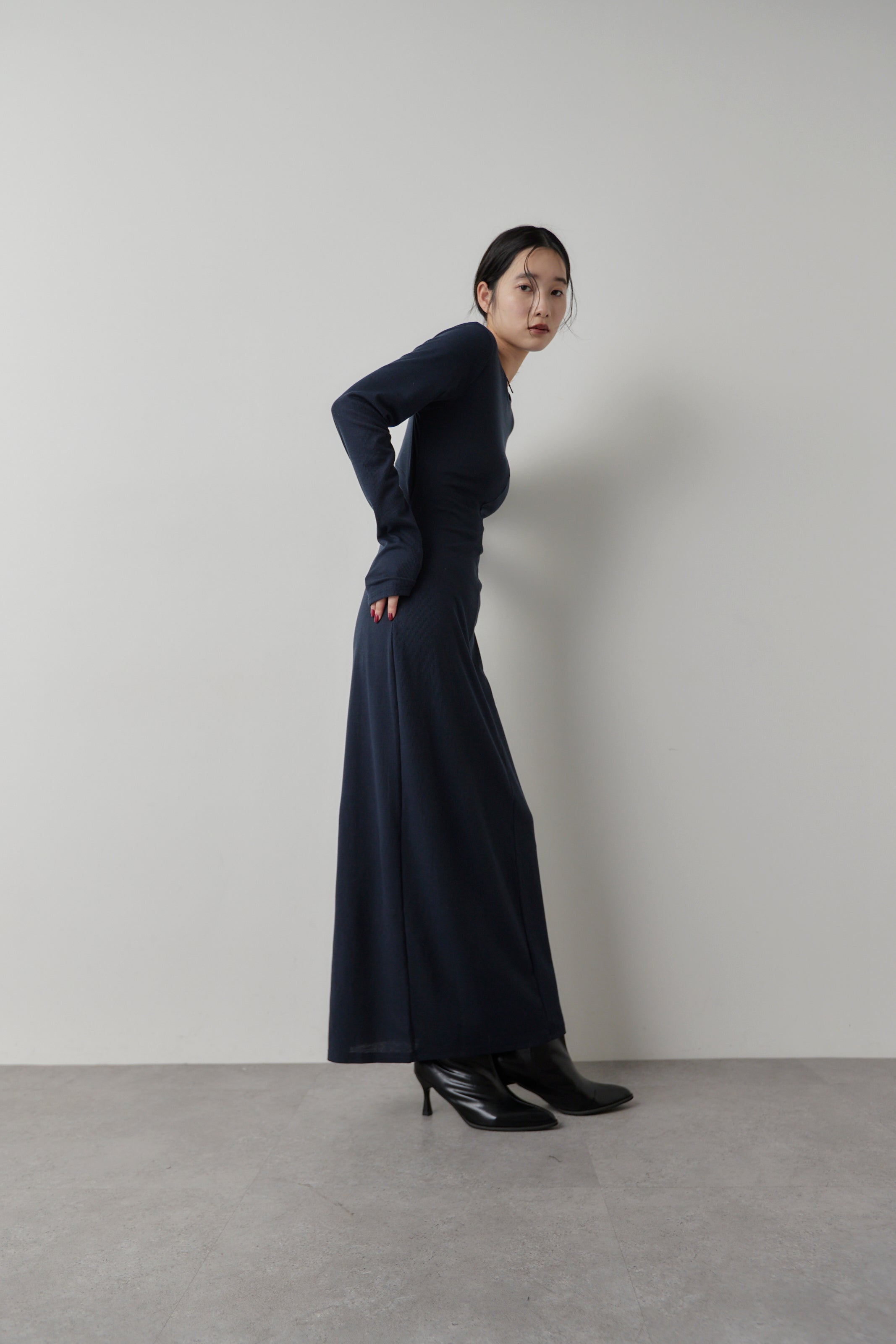 Long-sleeve back cut design dress