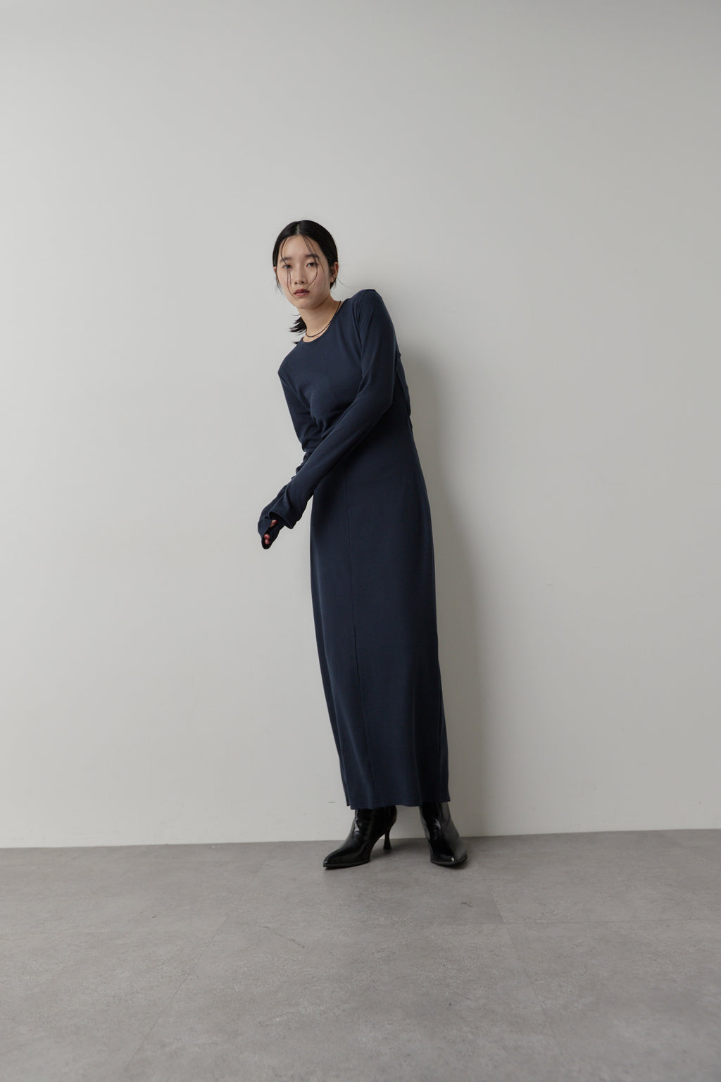 Long-sleeve back cut design dress