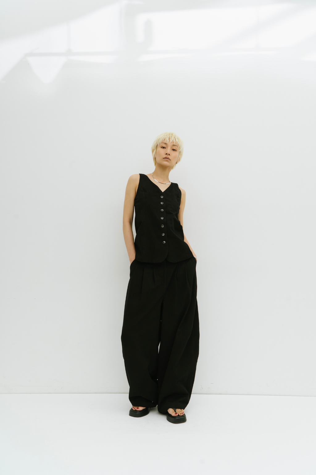 Many tuck cotton barrel pants