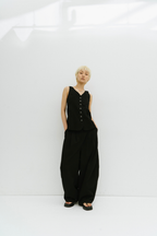Many tuck cotton barrel pants