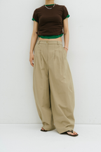 Many tuck cotton barrel pants