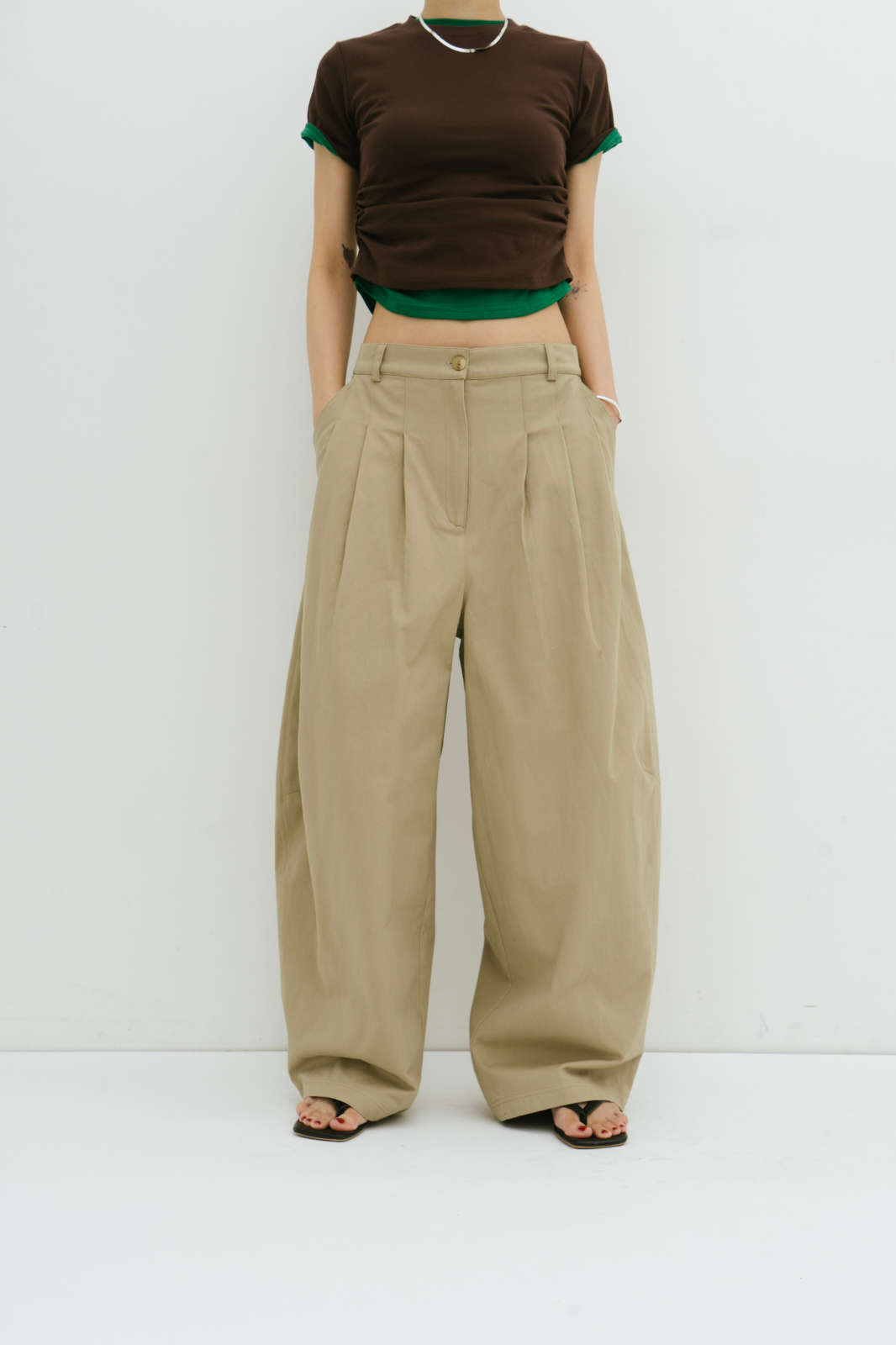 Many tuck cotton barrel pants
