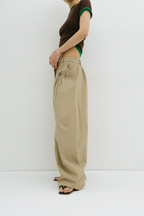 Many tuck cotton barrel pants