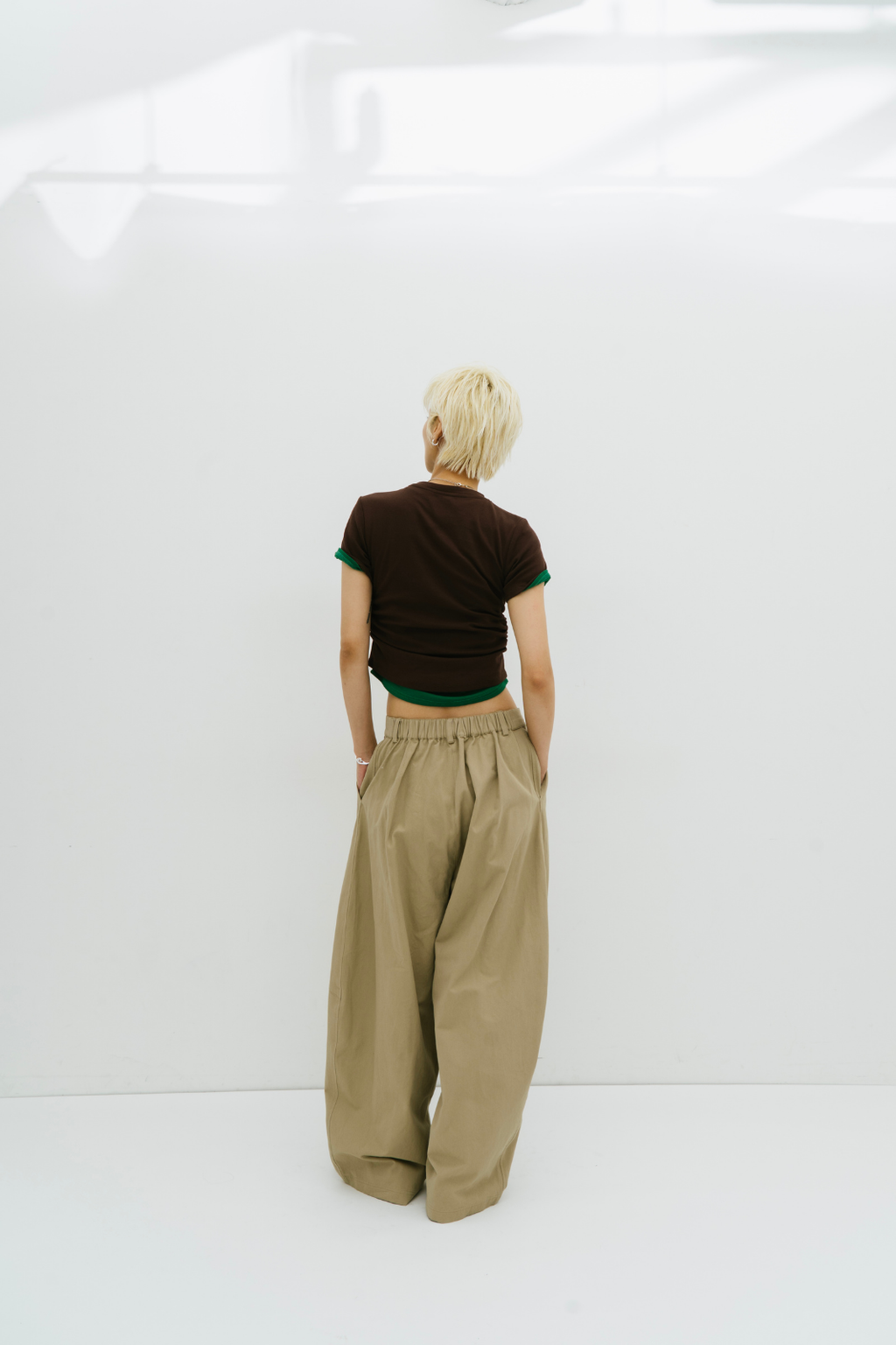 Many tuck cotton barrel pants