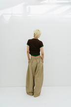 Many tuck cotton barrel pants