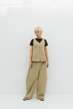 Many tuck cotton barrel pants