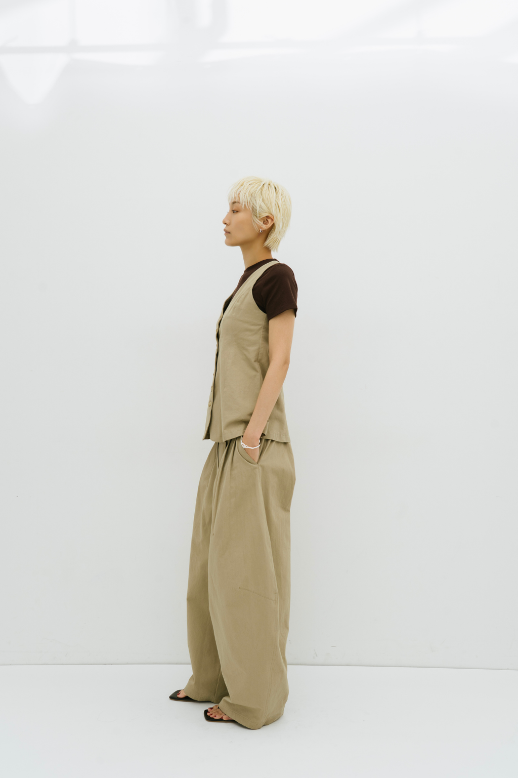 Many tuck cotton barrel pants