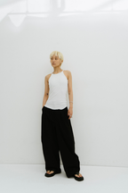 Many tuck cotton barrel pants