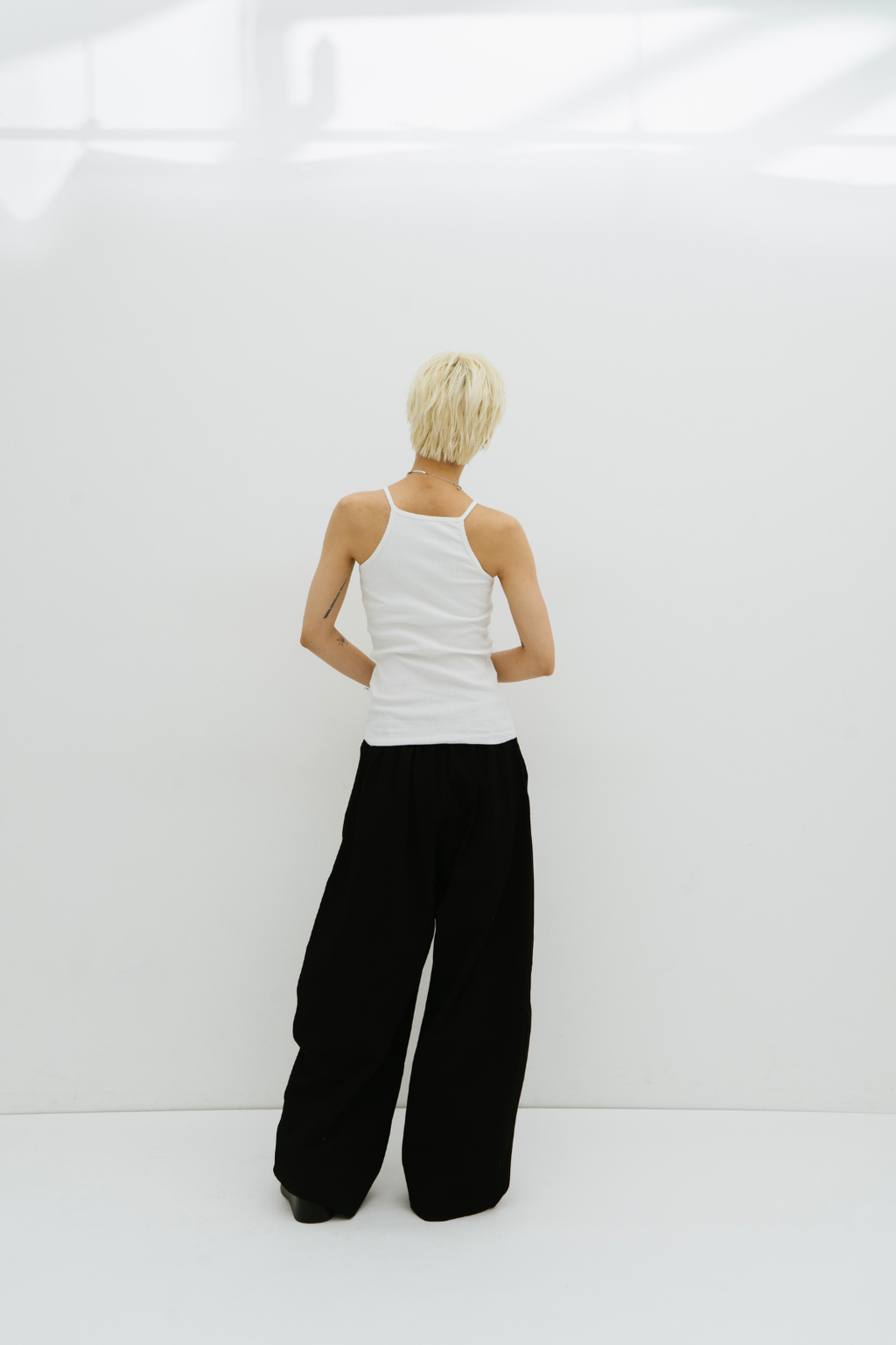 Many tuck cotton barrel pants