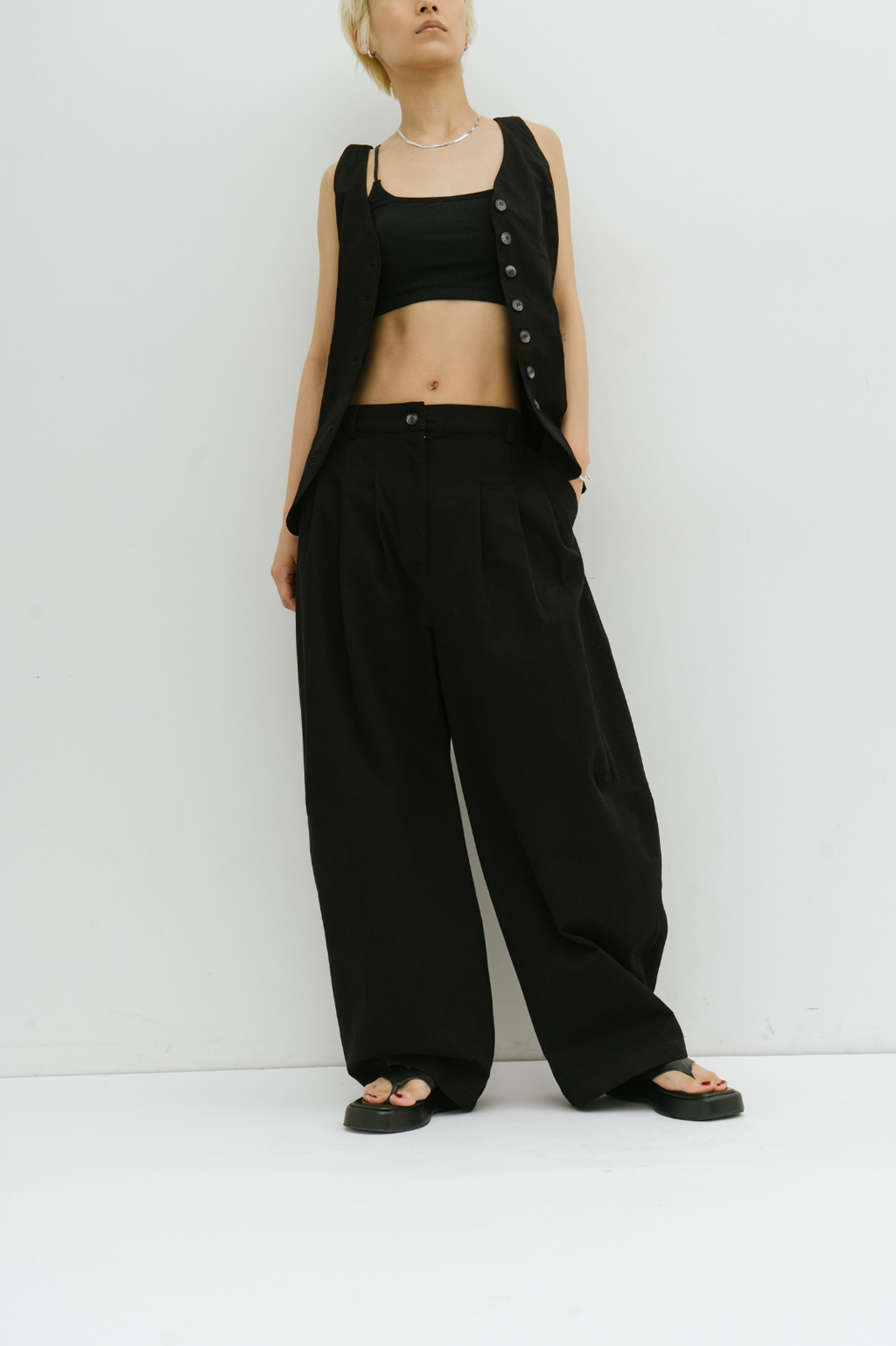 Many tuck cotton barrel pants