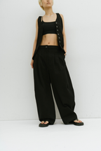 Many tuck cotton barrel pants